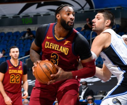  米切尔单节21分骑士多点开花击退魔术止住颓势