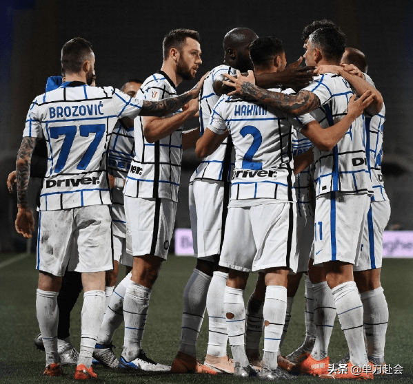  米兰德比争议不断，VAR判定取消AC米兰绝杀球  